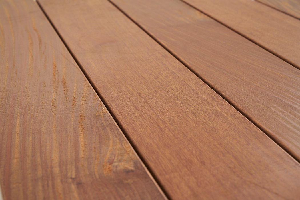 Quels sont les avantages du bois exotique pour une terrasse extérieure ?