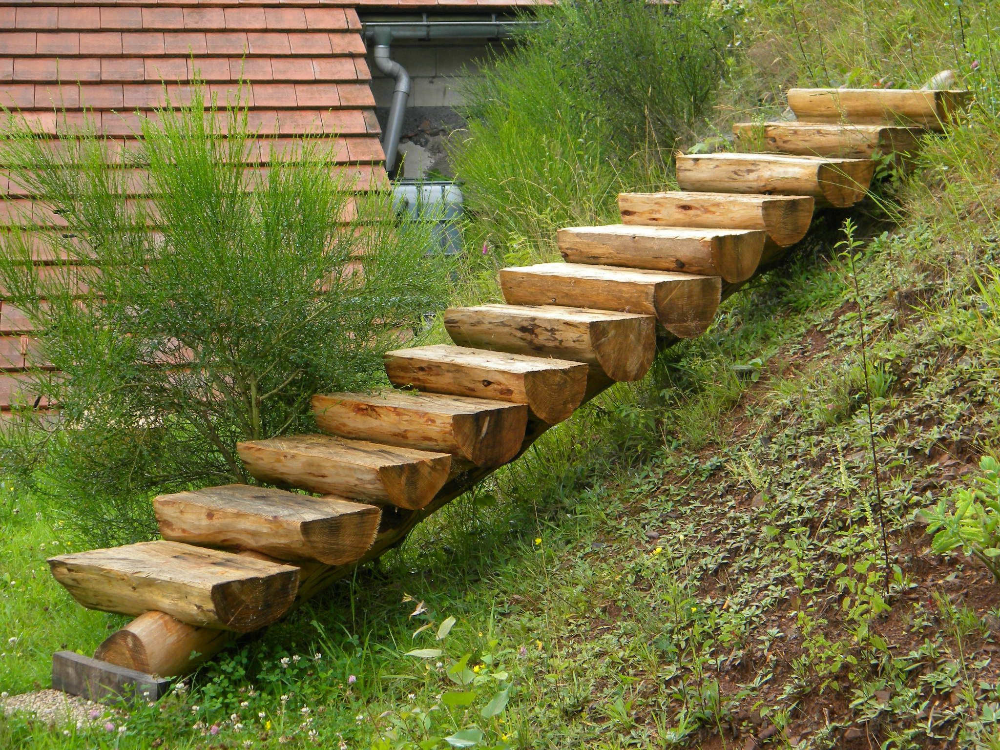 Un escalier en bois pente raide jardin