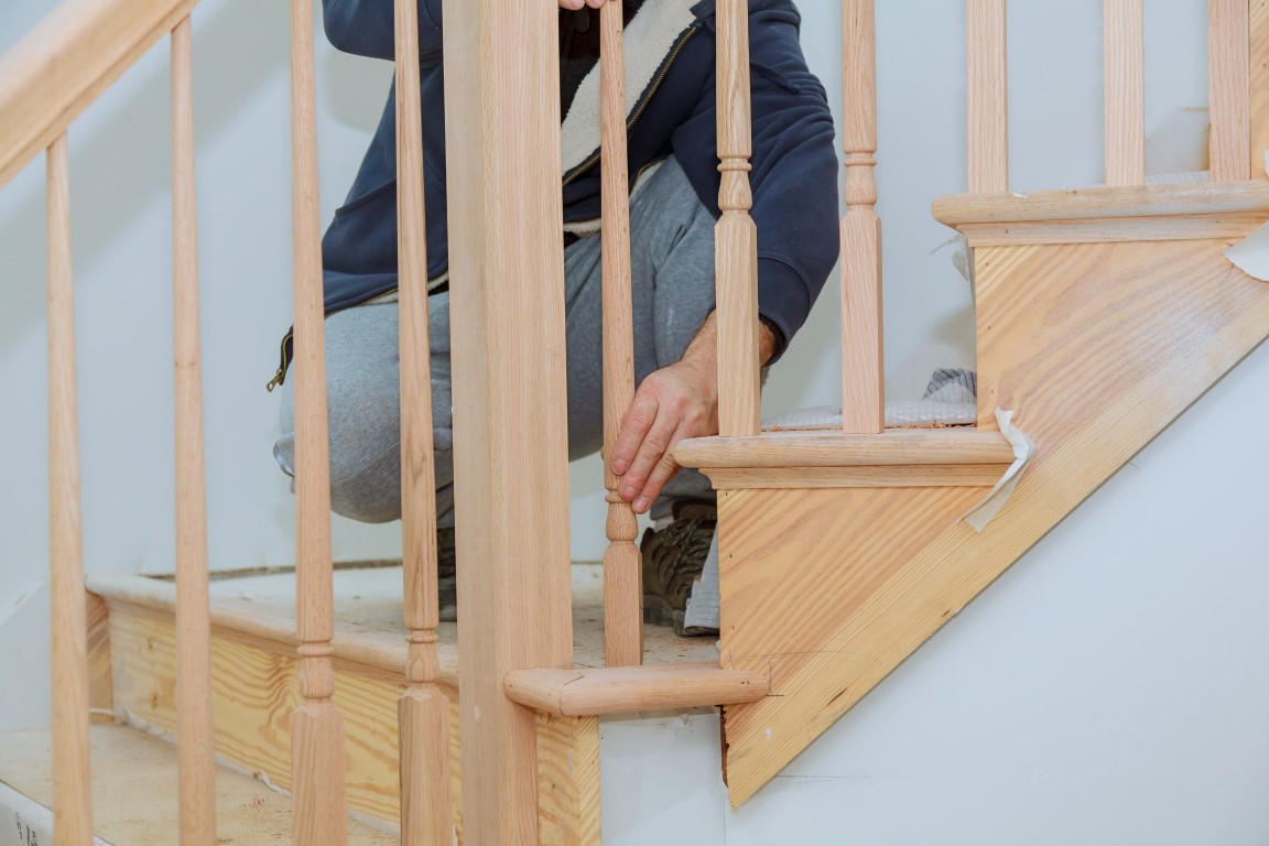 installation d'un escalier en bois en intérieur