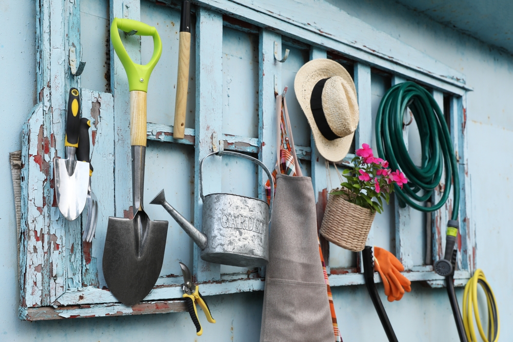 Pas-à-pas : réaliser un porte-outils de jardin  Outils de jardin, Rangement  outil jardinage, Rangement outils jardin