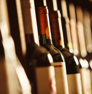 bouteilles de vin dans une cave à vin