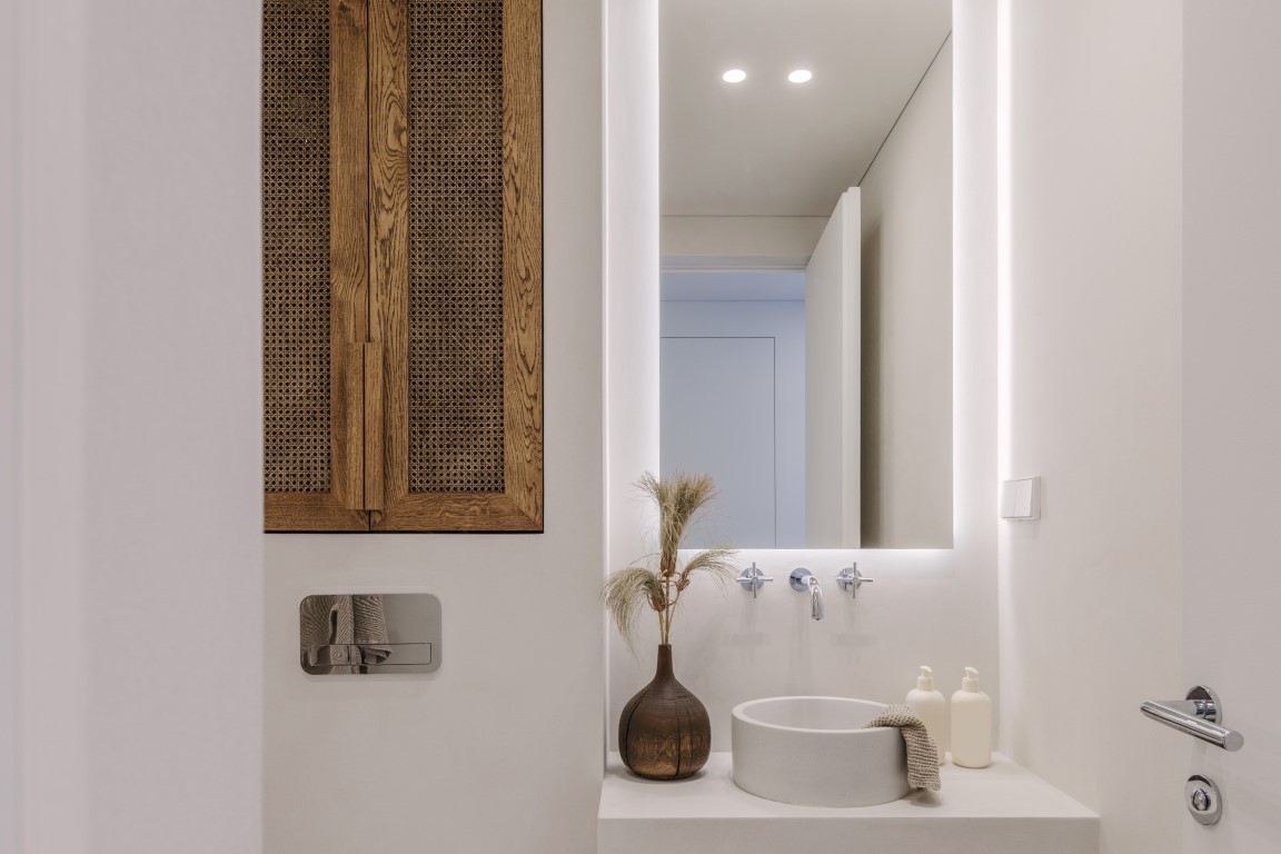 murs repeint d'une salle de bain moderne