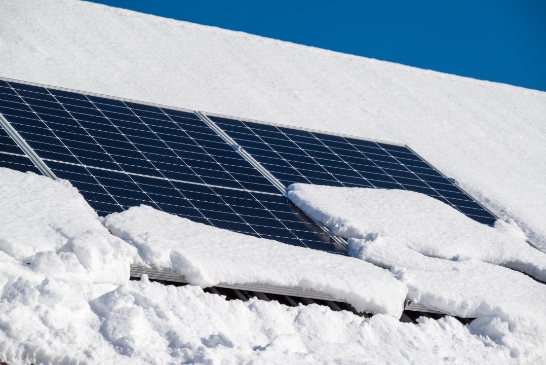 L'installation de panneaux solaires en régions enneigées